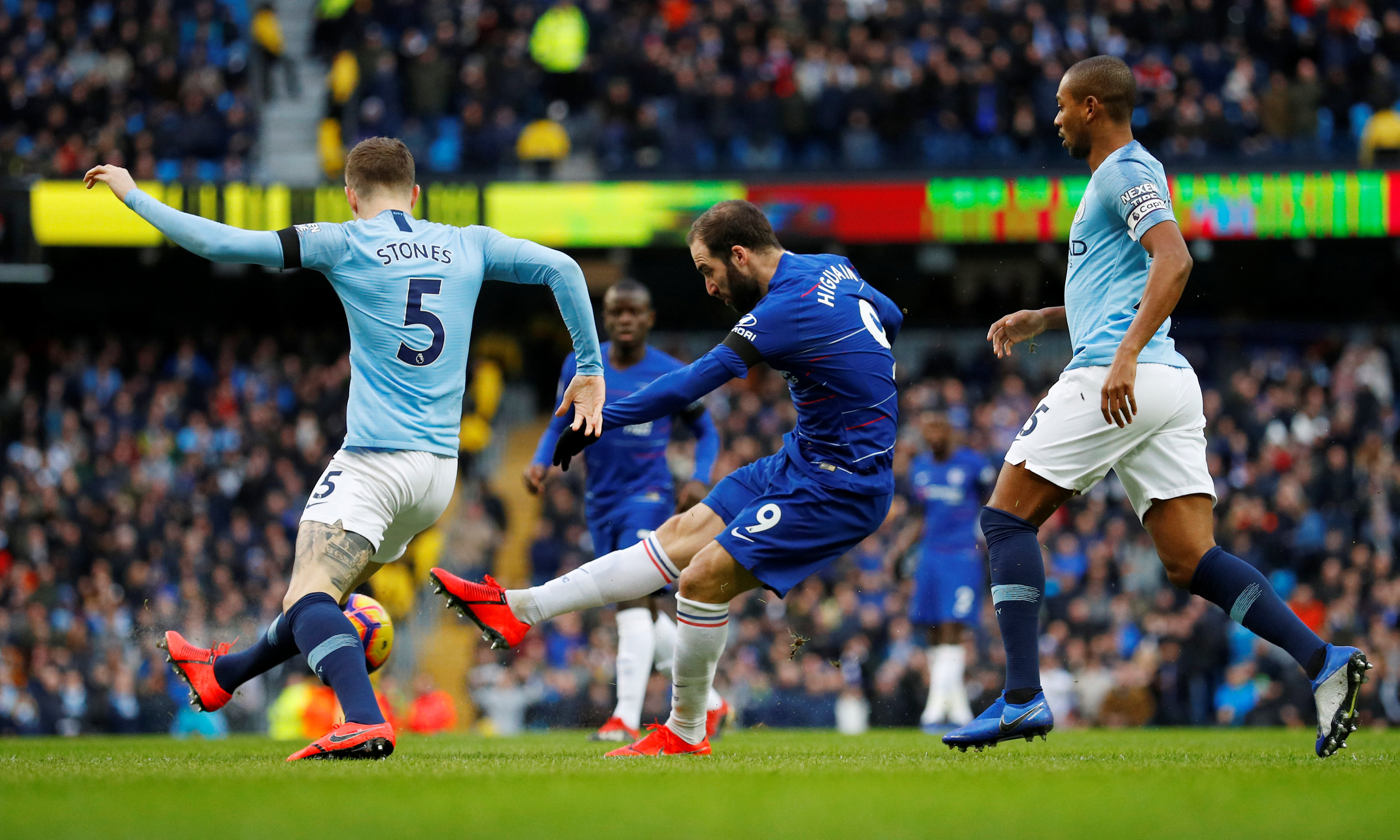 禁区前沿的 禁区前沿的