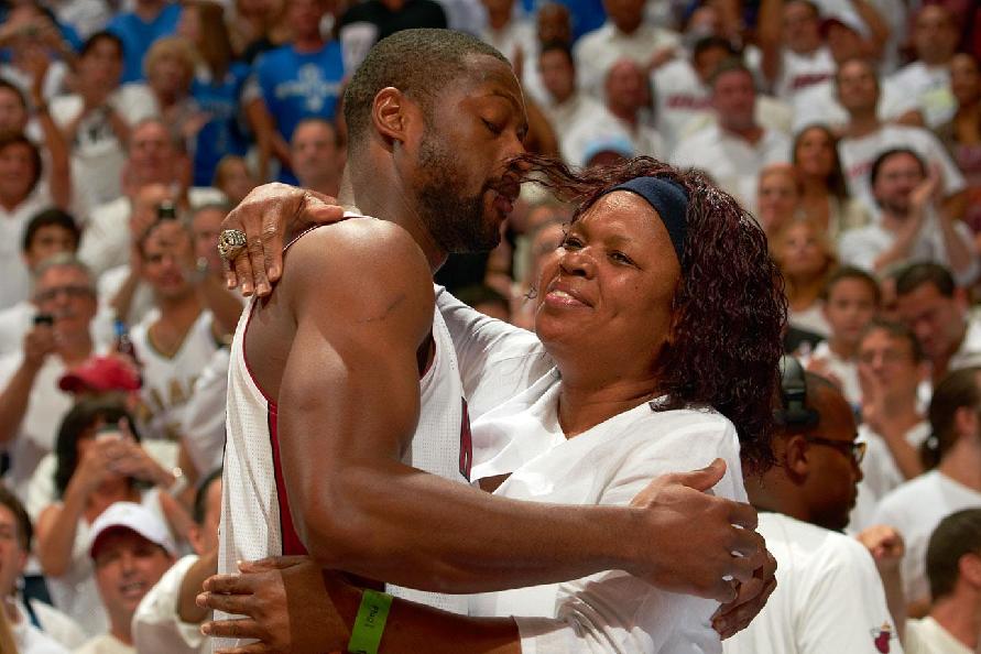 湖人围绕附 湖人围绕附